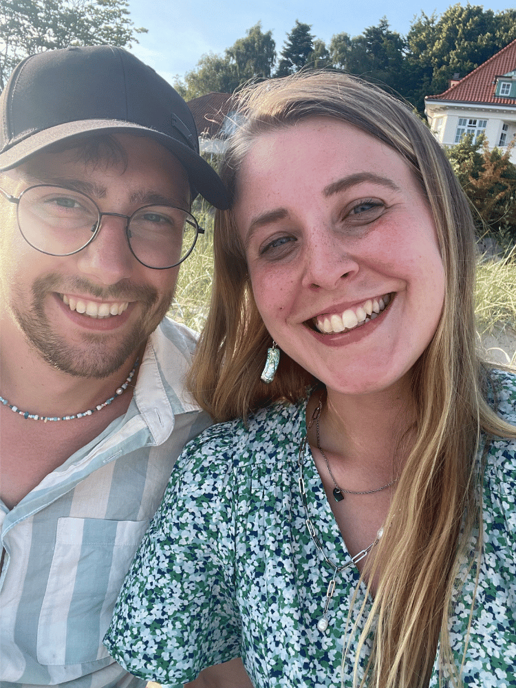 Fynn und Felize von Salty Dreamers lächeln auf einem Selfie